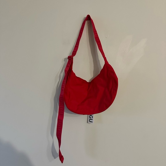 NEW Baggu Medium Nylon Crescent Crossbody Candy Apple Red Monochrome Strap UO - Picture 2 of 4